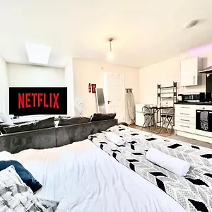 Lt Luton Town Centre Tv Netflix Ground Floor 2 Luton (Bedfordshire)
