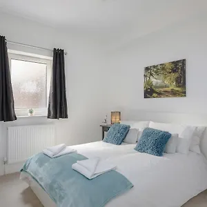 1 Bed Sleeps 4 Luton (Bedfordshire)